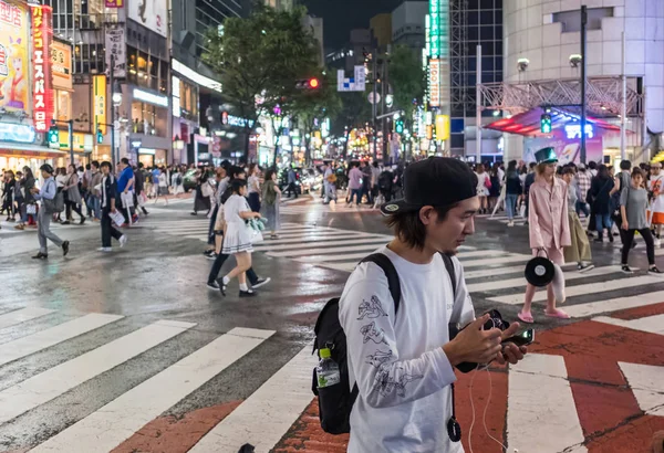 Tokio Japonia Czerwca 2018 Ludzie Jezdnię Shibuya Nocy — Zdjęcie stockowe