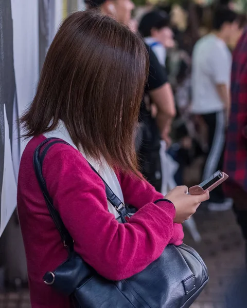 Toquio Japão Junho 23Rd 2018 Menina Japonesa Usando Smartphone Praça — Fotografia de Stock