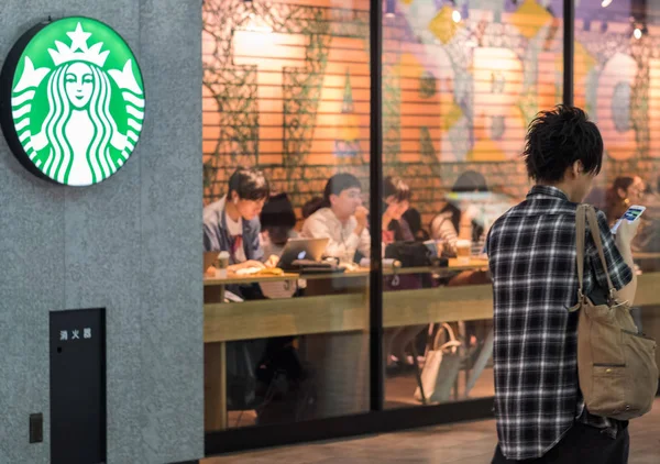 Tokyo, Japonya - 23 Haziran 2018. Müşteriler Starbucks kahve evi çıkış Shibuya içinde