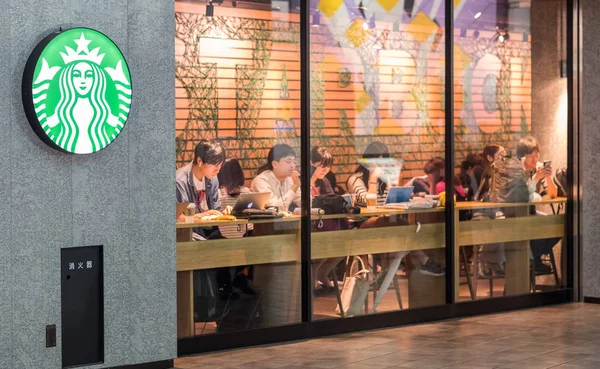 Tokyo, Japonya - 23 Haziran 2018. Müşteriler Starbucks kahve evi çıkış Shibuya içinde