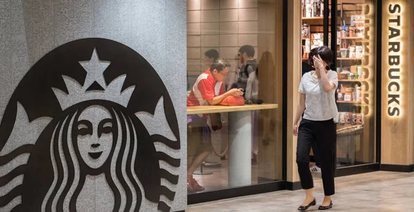 Токио Япония Июня 2018 Года Люди Идущие Перед Кафе Starbucks — стоковое фото