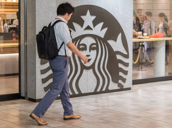Tokyo Japan Juni 2018 Spaziergänger Vor Dem Starbucks Café Outlet — Stockfoto