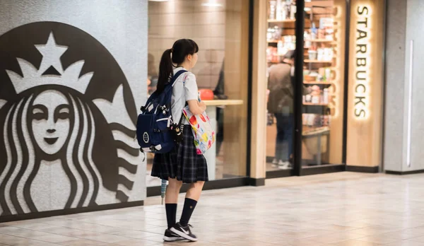 2018 東京都 渋谷の Stabucks コーヒーの家の前を歩いて日本の女子高生 — ストック写真