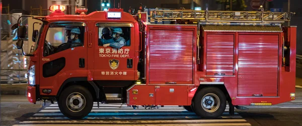 2018 東京都 夜の渋谷の街を急いで東京消防庁消防車 — ストック写真