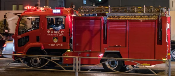 Tokyo, Japonya - 23 Haziran 2018. Shibuya sokak geceleri acele Tokyo itfaiye itfaiye.