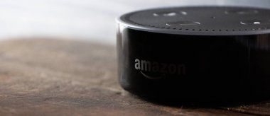 Tokyo, Japonya - 28 Haziran 2018. Amazon'un yankı nokta, Alexa sanal asistan ahşap tahta üzerinde.