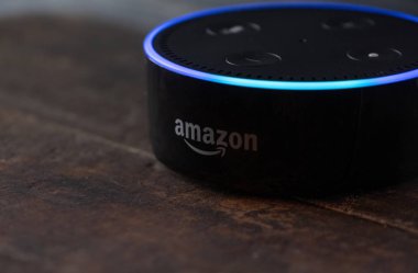 Tokyo, Japonya - 28 Haziran 2018. Amazon'un yankı nokta, Alexa sanal asistan ahşap tahta üzerinde.