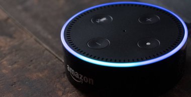 Tokyo, Japonya - 28 Haziran 2018. Amazon'un yankı nokta, Alexa sanal asistan ahşap tahta üzerinde.