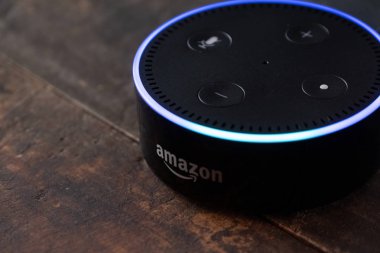 Tokyo, Japonya - 28 Haziran 2018. Amazon'un yankı nokta, Alexa sanal asistan ahşap tahta üzerinde.