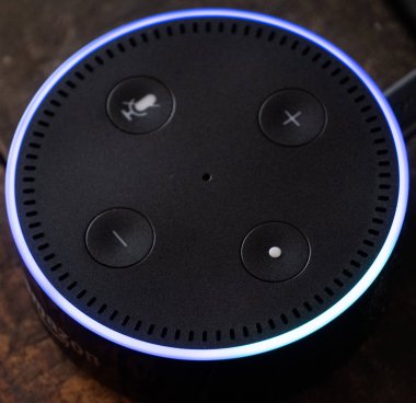 Tokyo, Japonya - 28 Haziran 2018. Amazon'un yankı nokta, Alexa sanal asistan ahşap tahta üzerinde.