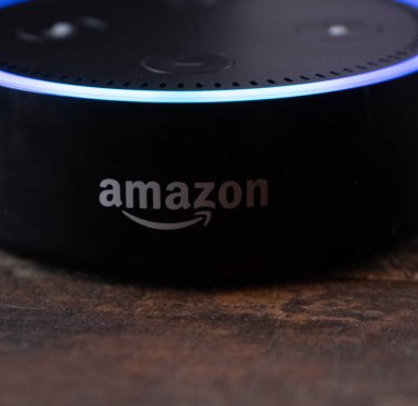 Tokyo, Japonya - 28 Haziran 2018. Amazon'un yankı nokta, Alexa sanal asistan ahşap tahta üzerinde.