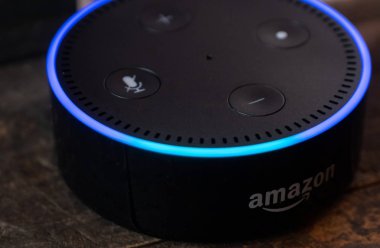 Tokyo, Japonya - 28 Haziran 2018. Amazon'un yankı nokta, Alexa sanal asistan ahşap tahta üzerinde.