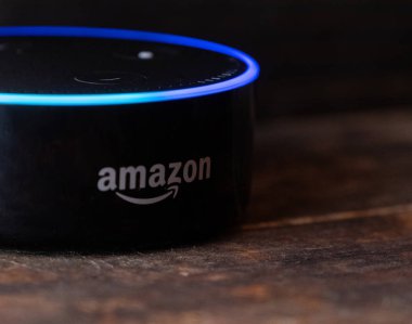 Tokyo, Japonya - 28 Haziran 2018. Amazon'un yankı nokta, Alexa sanal asistan ahşap tahta üzerinde.