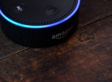 Tokyo, Japonya - 28 Haziran 2018. Amazon'un yankı nokta, Alexa sanal asistan ahşap tahta üzerinde.