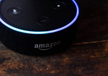 Tokyo, Japonya - 28 Haziran 2018. Amazon'un yankı nokta, Alexa sanal asistan ahşap tahta üzerinde.
