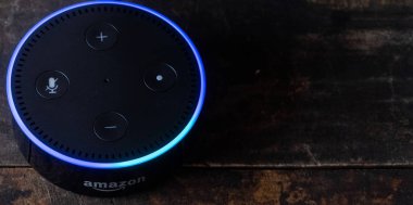 Tokyo, Japonya - 28 Haziran 2018. Amazon'un yankı nokta, Alexa sanal asistan ahşap tahta üzerinde.
