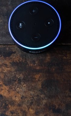 Tokyo, Japonya - 28 Haziran 2018. Amazon'un yankı nokta, Alexa sanal asistan ahşap tahta üzerinde.