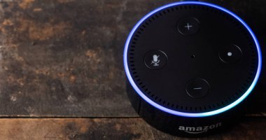 Tokyo, Japonya - 28 Haziran 2018. Amazon'un yankı nokta, Alexa sanal asistan ahşap tahta üzerinde.