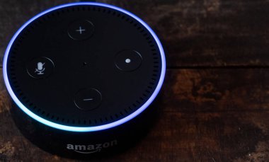 Tokyo, Japonya - 28 Haziran 2018. Amazon'un yankı nokta, Alexa sanal asistan ahşap tahta üzerinde.