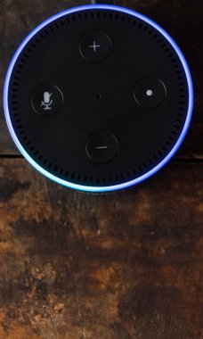 Tokyo, Japonya - 28 Haziran 2018. Amazon'un yankı nokta, Alexa sanal asistan ahşap tahta üzerinde.