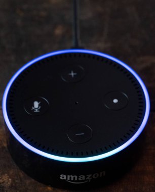 Tokyo, Japonya - 28 Haziran 2018. Amazon'un yankı nokta, Alexa sanal asistan ahşap tahta üzerinde.