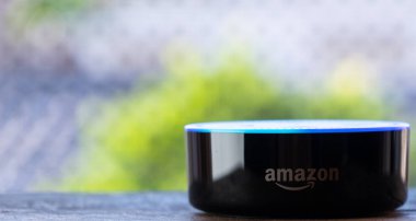 Tokyo, Japonya - 28 Haziran 2018. Amazon'un yankı nokta, Alexa sanal asistan ahşap tahta üzerinde.