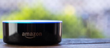 Tokyo, Japonya - 28 Haziran 2018. Amazon'un yankı nokta, Alexa sanal asistan ahşap tahta üzerinde.