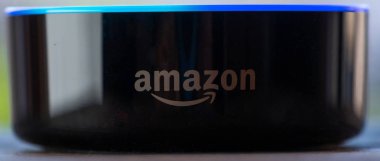 Tokyo, Japonya - 28 Haziran 2018. Amazon'un yankı nokta, Alexa sanal asistan ahşap tahta üzerinde.