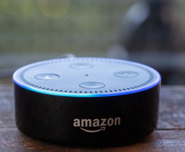 Tokyo, Japonya - 28 Haziran 2018. Amazon'un yankı nokta, Alexa sanal asistan ahşap tahta üzerinde.