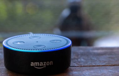 Tokyo, Japonya - 28 Haziran 2018. Amazon'un yankı nokta, Alexa sanal asistan ahşap tahta üzerinde.