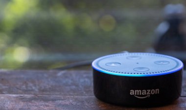 Tokyo, Japonya - 28 Haziran 2018. Amazon'un yankı nokta, Alexa sanal asistan ahşap tahta üzerinde.
