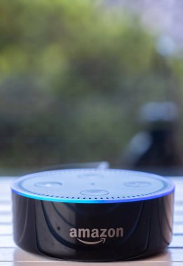 Tokyo, Japonya - 28 Haziran 2018. Amazon'un yankı nokta, Alexa sanal asistan ahşap tahta üzerinde.