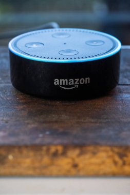 Tokyo, Japonya - 28 Haziran 2018. Amazon'un yankı nokta, Alexa sanal asistan ahşap tahta üzerinde.