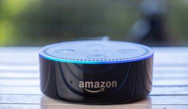 Tokyo, Japonya - 28 Haziran 2018. Amazon'un yankı nokta, Alexa sanal asistan ahşap tahta üzerinde.