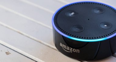 Tokyo, Japonya - 28 Haziran 2018. Amazon'un yankı nokta, Alexa sanal asistan ahşap tahta üzerinde.