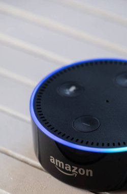 Tokyo, Japonya - 28 Haziran 2018. Amazon'un yankı nokta, Alexa sanal asistan ahşap tahta üzerinde.