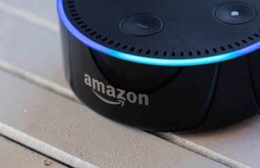 Tokyo, Japonya - 28 Haziran 2018. Amazon'un yankı nokta, Alexa sanal asistan ahşap tahta üzerinde.