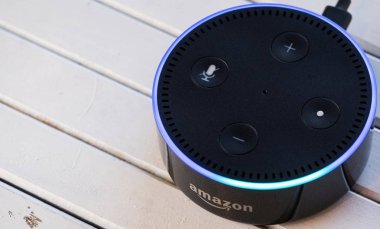 Tokyo, Japonya - 28 Haziran 2018. Amazon'un yankı nokta, Alexa sanal asistan ahşap tahta üzerinde.