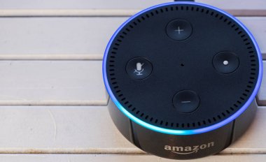 Tokyo, Japonya - 28 Haziran 2018. Amazon'un yankı nokta, Alexa sanal asistan ahşap tahta üzerinde.
