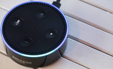 Tokyo, Japonya - 28 Haziran 2018. Amazon'un yankı nokta, Alexa sanal asistan ahşap tahta üzerinde.