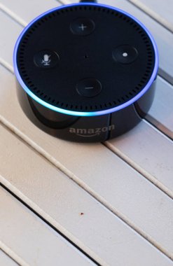 Tokyo, Japonya - 28 Haziran 2018. Amazon'un yankı nokta, Alexa sanal asistan ahşap tahta üzerinde.