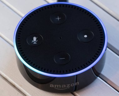 Tokyo, Japonya - 28 Haziran 2018. Amazon'un yankı nokta, Alexa sanal asistan ahşap tahta üzerinde.