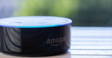Tokyo, Japonya - 28 Haziran 2018. Amazon'un yankı nokta, Alexa sanal asistan ahşap tahta üzerinde.