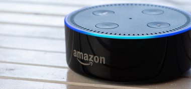 Tokyo, Japonya - 28 Haziran 2018. Amazon'un yankı nokta, Alexa sanal asistan ahşap tahta üzerinde.