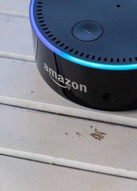 Tokyo, Japonya - 28 Haziran 2018. Amazon'un yankı nokta, Alexa sanal asistan ahşap tahta üzerinde.