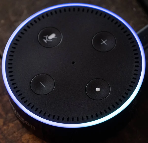 Tokyo, Japonya - 28 Haziran 2018. Amazon'un yankı nokta, Alexa sanal asistan ahşap tahta üzerinde.