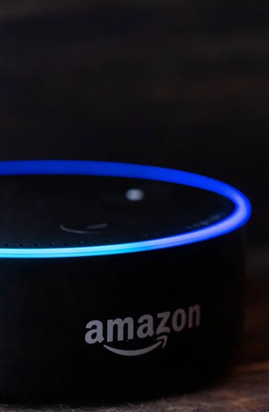 Tokyo, Japonya - 28 Haziran 2018. Amazon'un yankı nokta, Alexa sanal asistan ahşap tahta üzerinde.