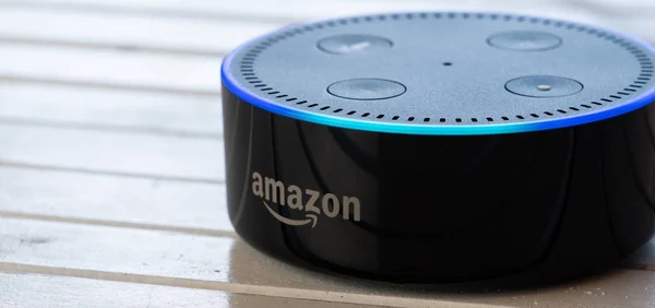 Tokyo, Japonya - 28 Haziran 2018. Amazon'un yankı nokta, Alexa sanal asistan ahşap tahta üzerinde.