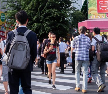 Tokyo, Japonya - 30 Haziran 2018. Yaya geçidi Shinjuku sokakta.
