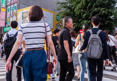 Tokyo, Japonya - 30 Haziran 2018. Shinjuku yaya Street yürüyüş insanların kalabalık.